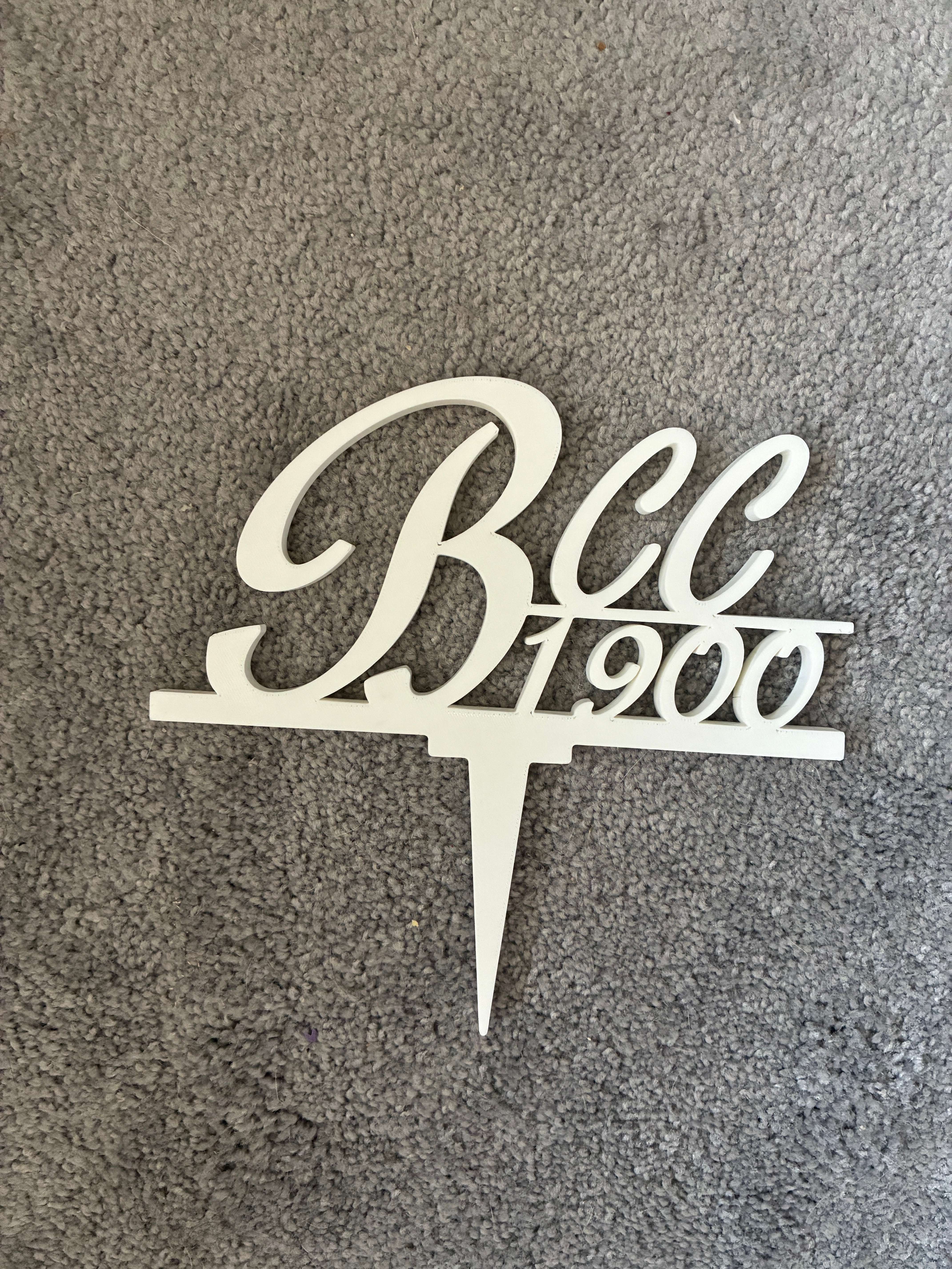 Elegant BCC 1900 script tee sign in white plastic - perfect for weddings and commemorative golf events